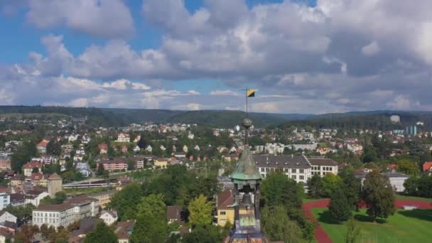 Sviçre Nin Schaffhausen Kentindeki Munot Kalesinin Üstündeki Bayrağın Üzerinden Insansız — Stok video