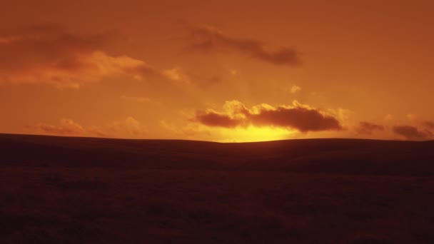 Захід Яскравого Оранжевого Сонця Над Пагорбами Дартмуру — стокове відео