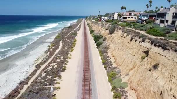 デルマー海岸線のアリアルショット アムトラック列車 — ストック動画