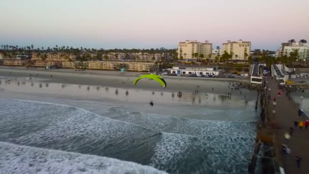 Paraglider California Oceanside Pier Bij Zonsondergang — Stockvideo