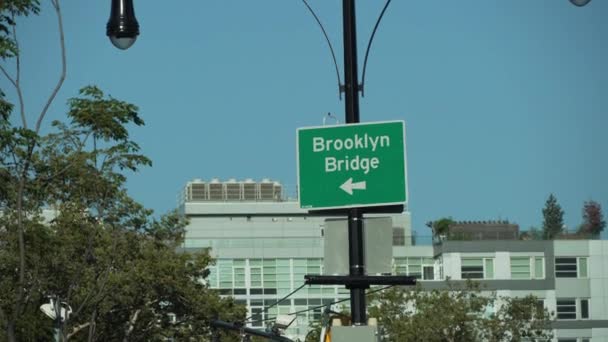 Das Straßenschild Der Brooklyn Bridge Den Straßen Von New York — Stockvideo