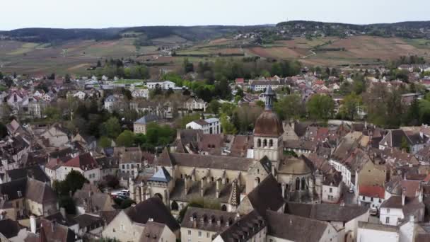 포도원으로 뒤덮인 기슭에는 프랑스 의유서 자리잡고 — 비디오