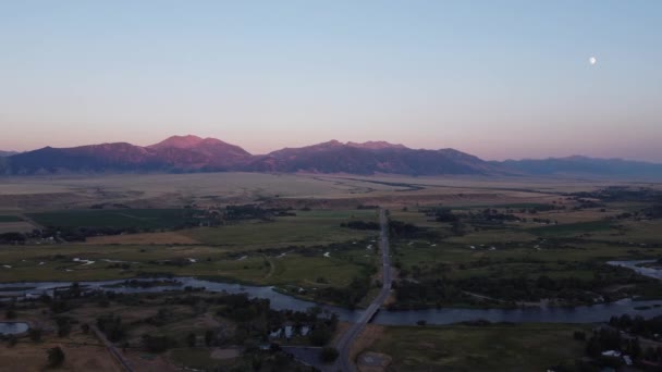 Gün Batımında Karayolu Dağlar Arka Planda — Stok video