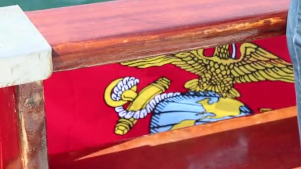 United States Marine Vlag Flapperend Slow Motion Een Sportvissersboot — Stockvideo