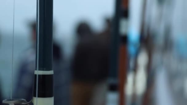 Zblízka Rybářských Prutů Rozmazaným Pozadím Jasné Popředí Sportovní Rybářské Lodi — Stock video
