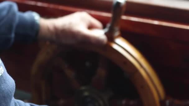 老船长 手放在木制方向盘上 有点模糊 — 图库视频影像
