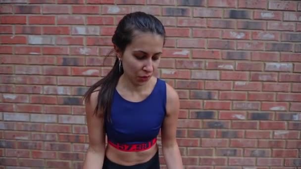 Sexy Caucasien Jeune Femme Effectuer Bras Étirement Exercice Dans Gymnase — Video