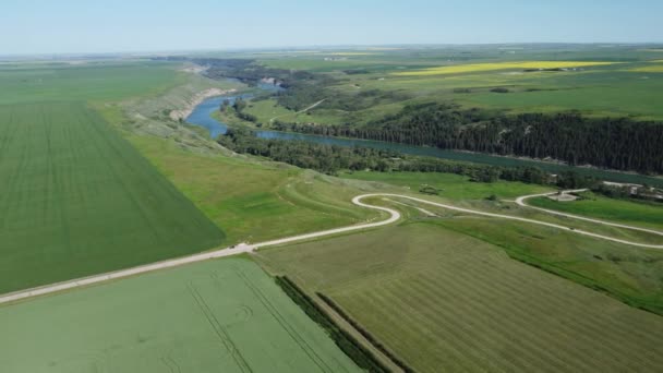 Kurvig Flod Sommaren Med Fiskare Och Jordbrukare Fält — Stockvideo