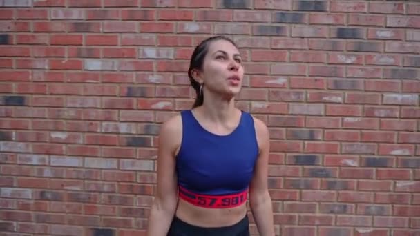 Entraînement Athlète Féminine Caucasienne Avec Haltères Renforcement Forme Musculaire Dans — Video