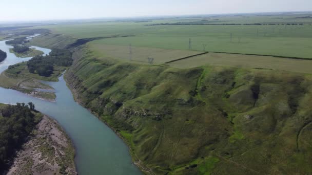 空中から畑や川を渡る送電線 — ストック動画