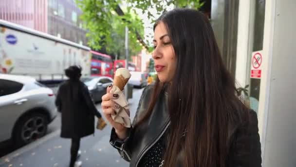 Beyaz Uzun Siyah Saçlı Kadın Sıcak Bir Yaz Gününde Londra — Stok video
