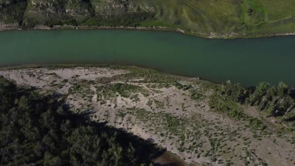 Odhalující Záběr Zelený Břeh Řeky Obklopený Zelenými Poli — Stock video