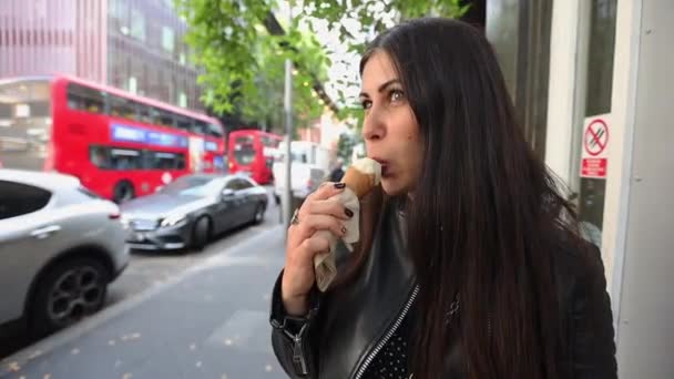 Молодая Красивая Брюнетка Кожаной Куртке Съедает Мороженое Сексуально Облизывая Спокойной — стоковое видео
