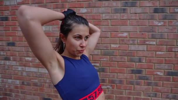 Genç Güzel Bir Kız Atkuyruğu Saçını Spor Sutyen Egzersiz Eldivenleriyle — Stok video