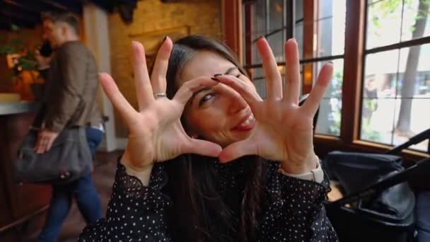 Souriant Jeune Femme Caucasienne Montrant Des Mains Signe Forme Coeur — Video