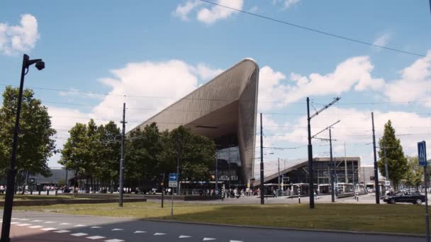 Zpomalení Záběru Rotterdamského Hlavního Nádraží Projíždějícími Cyklisty — Stock video