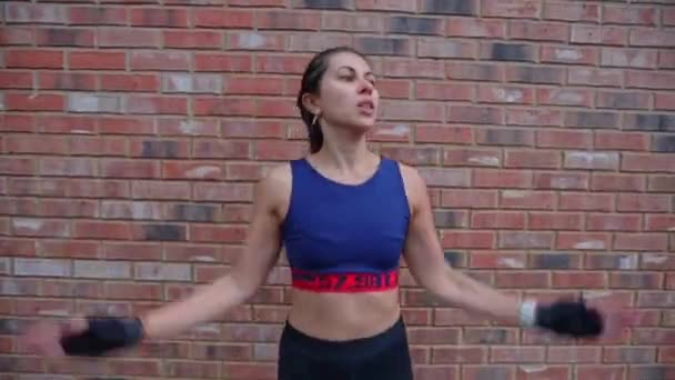 Ung Latinamerikansk Brunett Vuxen Kvinna Sportkläder Gör Hoppning Knektar Rutin — Stockvideo