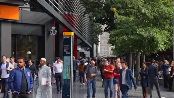 Довгі Автомашини Проходили Повз Багато Людей Жвавій Вулиці Лондоні Вела — стокове відео