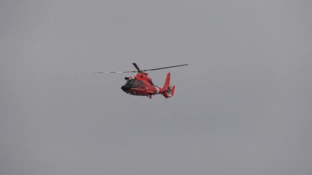 沿岸警備隊のヘリコプターがビーチを飛び越えて — ストック動画