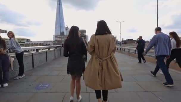 Duas Mulheres Com Roupas Moda Andando Ponte Londrina Lotada Perto — Vídeo de Stock