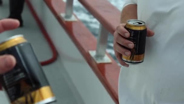 慢吞吞地在船上举着啤酒 — 图库视频影像