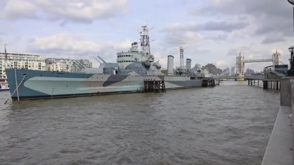 Hms Belfast Armeeboot Der Themse Vertäut Mit Berühmter Tower Bridge — Stockvideo