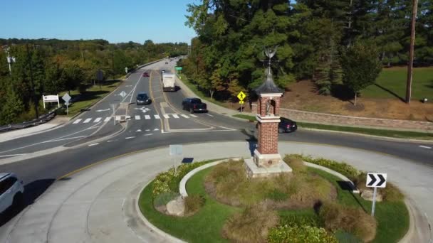 Aerial Shot Roundabout Con Estatua Medio Clemmons — Vídeo de stock