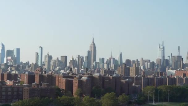 Θέα Στο Αστικό Τοπίο Του Midtown Manhattan Skyline Από Γέφυρα — Αρχείο Βίντεο