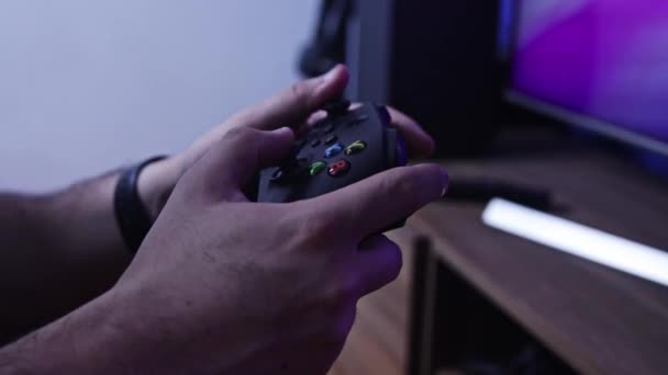 用黑色操纵杆玩电视屏幕点亮的电子游戏的手 — 图库视频影像