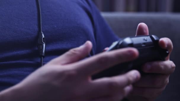 Hände Die Einen Steuerknüppel Halten Videospiele Spielen Während Sie Tasten — Stockvideo