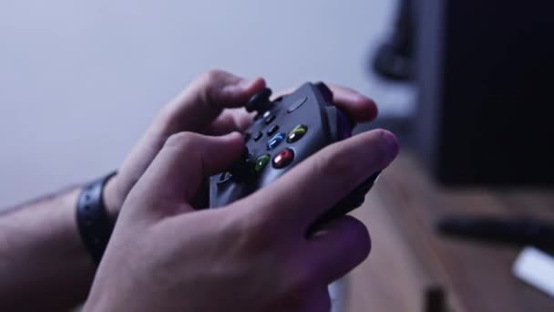 Hände Die Einen Steuerknüppel Halten Videospiele Spielen Während Sie Tasten — Stockvideo