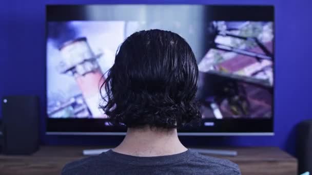 Человек Сидящий Перед Телевизором Готовящийся Играть Видеоигры Наушниках Голове — стоковое видео