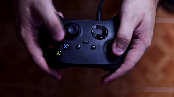 ビデオゲームジョイスティックを使用して男の手のオーバーヘッドショット — ストック動画