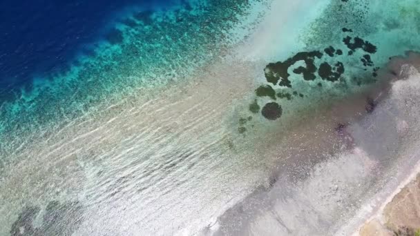 Вид Воздушного Беспилотника Море Коралловые Рифы Кристально Чистую Бирюзовую Голубую — стоковое видео