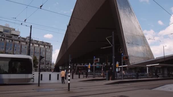 Zpomalený Záběr Lidí Čekajících Přechod Zatímco Tramvaj Odjíždí Rotterdamského Hlavního — Stock video