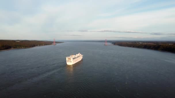 Aerial Statek Wycieczkowy Nad Rzeką Saint Lawrence Południowego Brzegu Miasta — Wideo stockowe