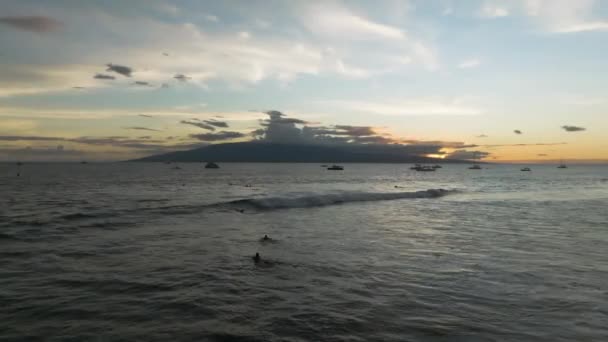 ラハイナ マウイ島のボートの後ろに沈む太陽のように夜のボーダーは最後の波を楽しむ — ストック動画