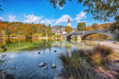 Bohinj Gölü 'ndeki Aziz John Kilisesi' nin muhteşem manzarası. Popüler turizm merkezi: Bohinj Belediyesi, Yukarı Carniola Bölgesi, Triglav Ulusal Parkı, Slovenya, Avrupa