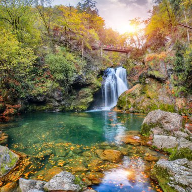 Vintgar Vadisi 'ndeki popüler turizm beldesi Sum Waterfall' un nefes kesici sonbahar manzarası. Konum: Blejska Dobrava, Triglav ulusal parkı, Yukarı Carniolan bölgesi, Slovenya ve Avrupa