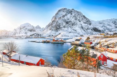 Norveç Denizi 'nin ve Sorvagen Kasabası' nın muhteşem deniz manzarası. Lofotens 'ta popüler bir seyahat yeri. Konum: Sorvagen, Moskenes, Lofoten; Norveç, Avrupa