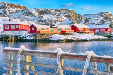 Sorvagen kasabası ve limanının muhteşem karlı sabah manzarası. Lofotens 'ta popüler bir seyahat yeri. Konum: Sorvagen, Moskenes, Lofoten; Norveç, Avrupa