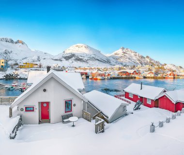 Sorvagen kasabası ve limanının muhteşem karlı sabah manzarası. Lofotens 'ta popüler bir seyahat yeri. Konum: Sorvagen, Moskenes, Lofoten; Norveç, Avrupa