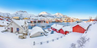 Norveç Denizi 'nin ve Sorvagen Kasabası' nın muhteşem deniz manzarası. Lofotens 'ta popüler bir seyahat yeri. Konum: Sorvagen, Moskenes, Lofoten; Norveç, Avrupa