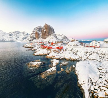 Arka planda Hamnoy Köyü ve Festhaeltinden Dağı 'nın muhteşem kış manzarası. Lofotens 'ta popüler bir turizm merkezi. Konum: Hamnoy, Moskenesoya, Lofoten; Norveç, Avrupa