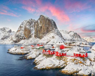 Arka planda Hamnoy Köyü ve Festhaeltinden Dağı 'nın muhteşem kış manzarası. Lofotens 'ta popüler bir turizm merkezi. Konum: Hamnoy, Moskenesoya, Lofoten; Norveç, Avrupa