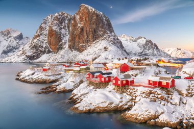 Hamnoy köyü ve Festhaeltinden dağının arka planında olağanüstü kış manzarası. Lofotens 'ta popüler bir turizm merkezi. Konum: Hamnoy, Moskenesoya, Lofoten; Norveç, Avrupa