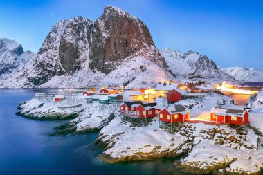 Hamnoy köyü ve Festhaeltinden dağının arka planında olağanüstü kış manzarası. Lofotens 'ta popüler bir turizm merkezi. Konum: Hamnoy, Moskenesoya, Lofoten; Norveç, Avrupa