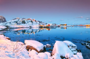 Reine şehrinin dramatik akşam manzarası. Reinefjorden Shoore 'da kırmızı ajanlar var. Lofotens 'ta popüler bir seyahat yeri. Konum: Reine, Lofoten; Norveç, Avrupa