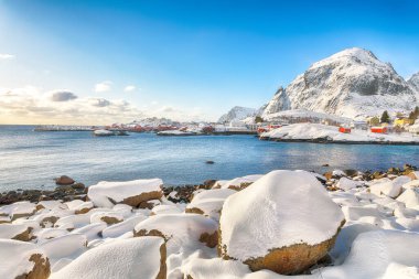 Bir köyün muhteşem kış manzarası. Tipik rorbu evleriyle Norveç balıkçı köyü. Lofotens 'ta popüler bir seyahat yeri. Konum: A, Moskenes, Lofoten; Norveç, Avrupa