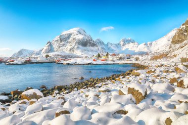 Bir köyün çekici kış manzarası. Tipik rorbu evleriyle Norveç balıkçı köyü. Lofotens 'ta popüler bir seyahat yeri. Konum: A, Moskenes, Lofoten; Norveç, Avrupa